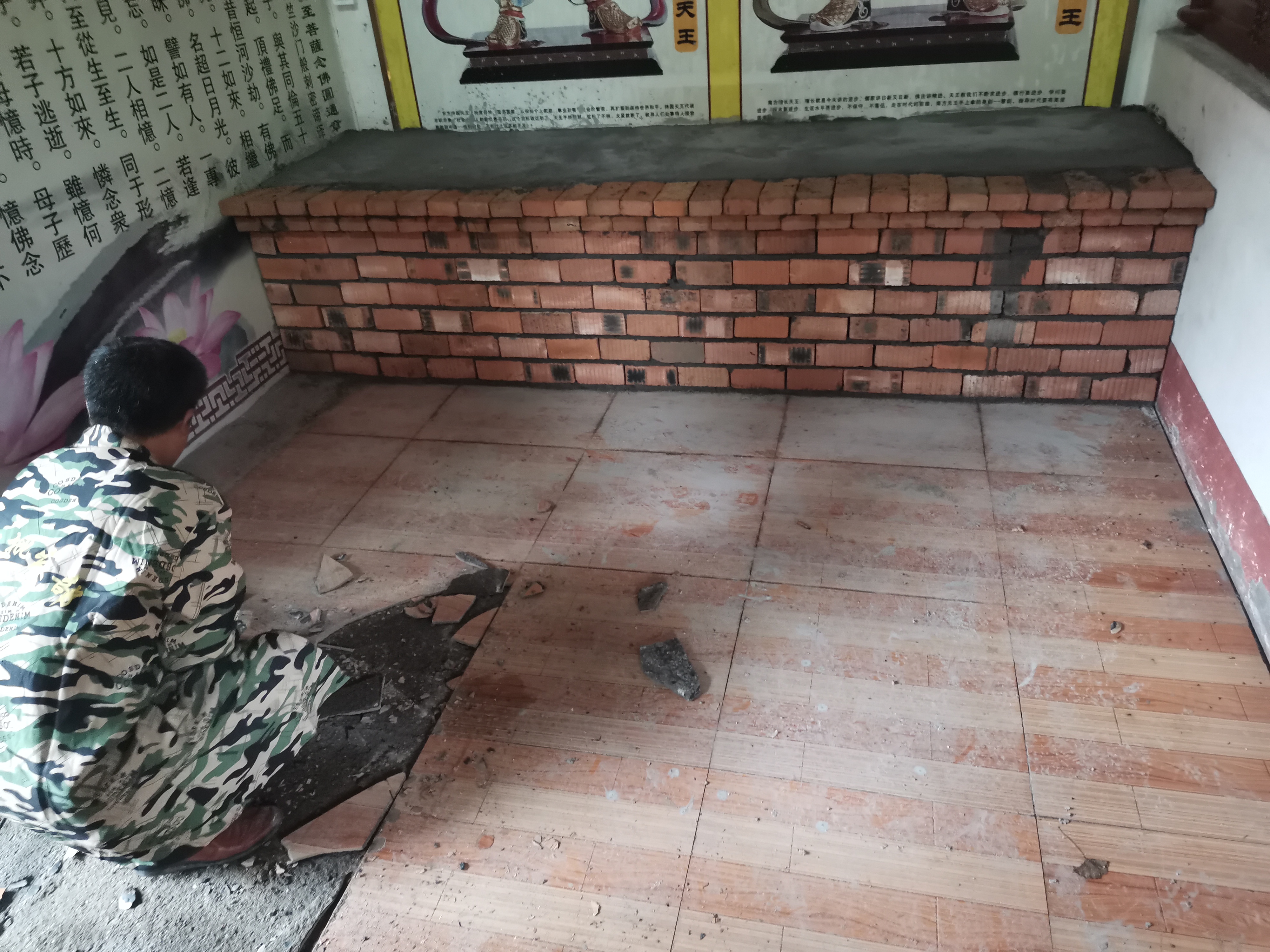 2468顺发彩票天王殿铺设地砖及牌匾贴金