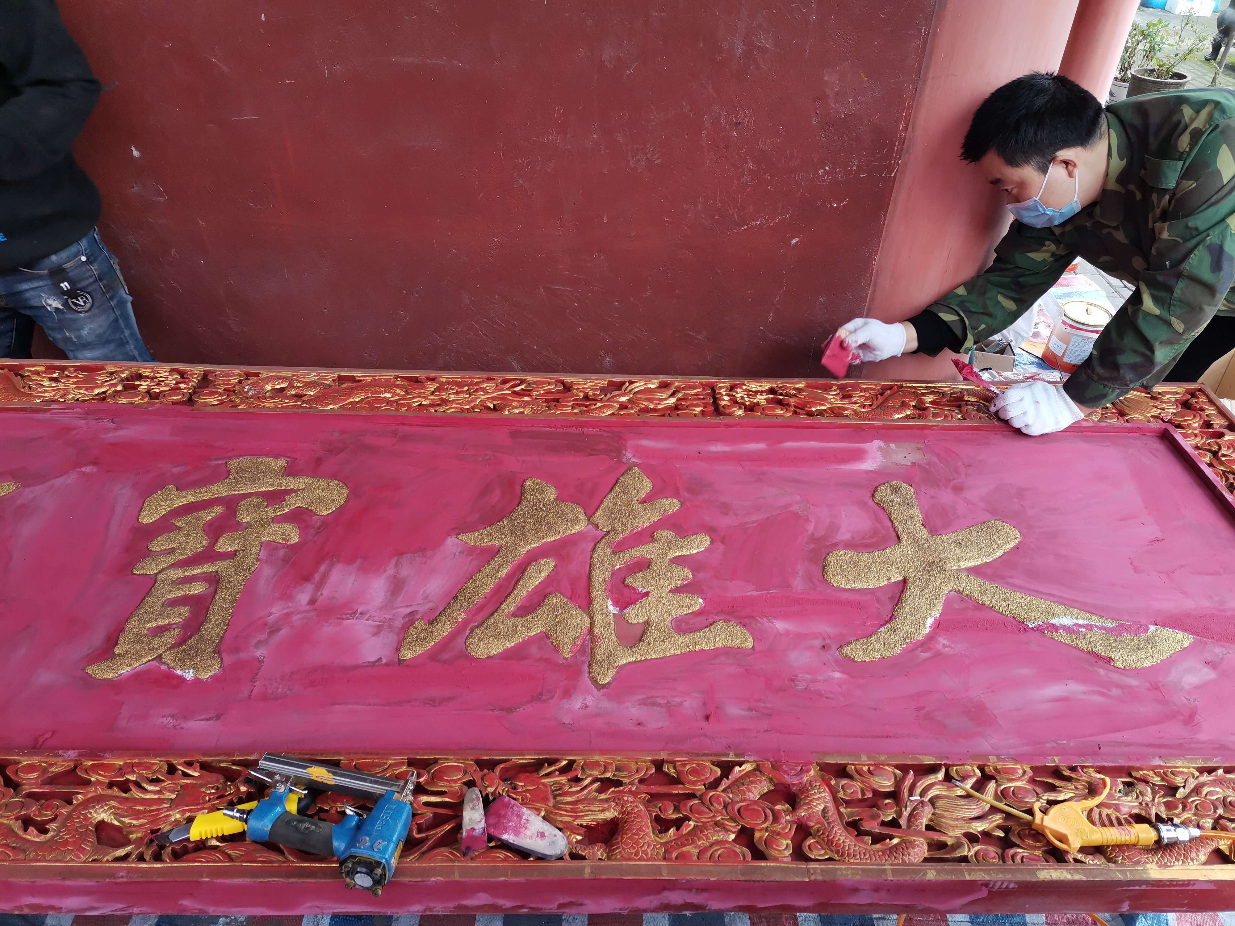 2468顺发彩票天王殿铺设地砖及牌匾贴金